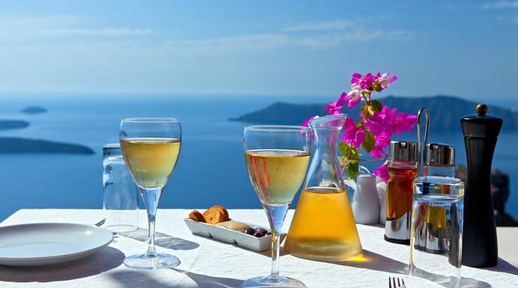 Fedezze fel Santorini szigetének varázslatos borait