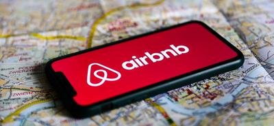 Középkorú raverek romboltak le egy Airbnb lakást Közép-Angliában