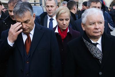 Kaczyński aggódik a magyar blokád miatt és kritizálja Orbánt
