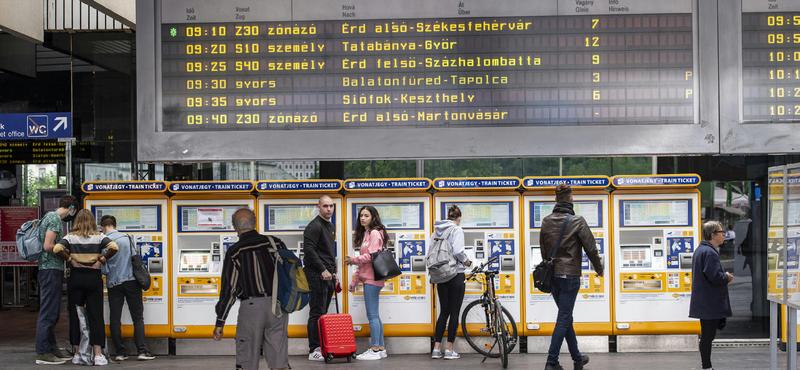 Fa dőlt a sínekre: jelentős késések a Budapest-Nagykanizsa vonalon