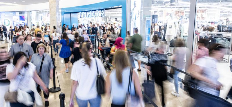 Az első magyar Primark üzlet nyitása: óriási tömeg és lelkes várakozás