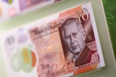III. Károly arcképével ellátott bankjegyek érkeztek a brit pénztárcákba