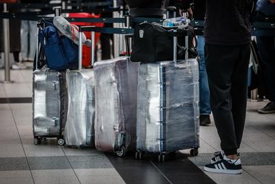 Miért okozhat problémát a színes szalag a bőröndön repülőtéren