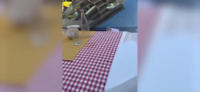 Római aktivista étkezőasztalt varázsolt egy terepjáró motorháztetőjére