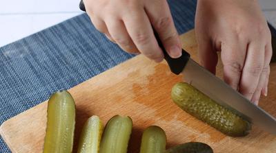 Hogyan készítsünk gluténmentes kovászos uborkát otthon?