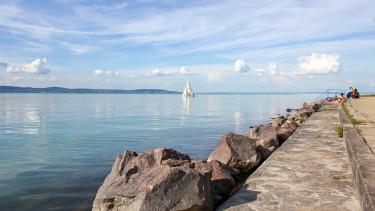 Balatoni stégek szabályozása szigorodik: bírságok és életmentések a parton
