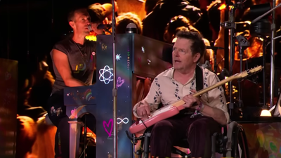 Michael J. Fox meglepetés vendégként gitározott a Coldplay Glastonbury-i koncertjén