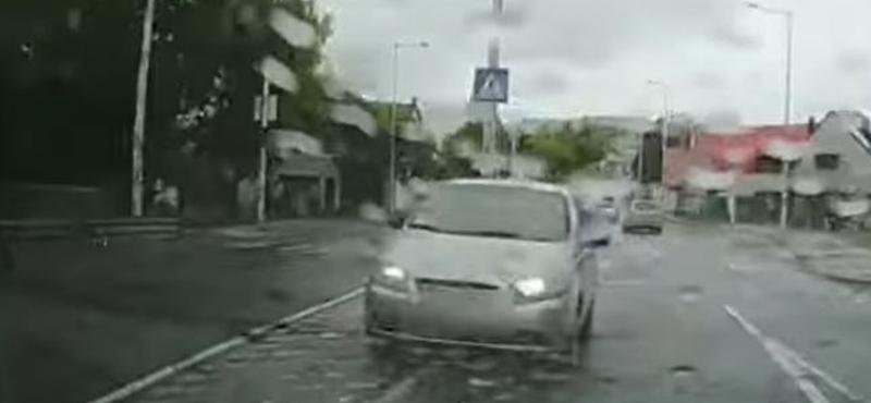 Járdaszigeten át szembeszálló forgalommal balesetet okozó autós – friss videó