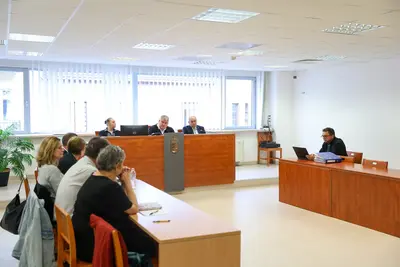 A Kölcsey Ferenc Gimnázium kirúgott tanárai várják az ítéletet
