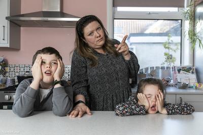 Egy brit anya szigorú nevelési módszereivel sokkol