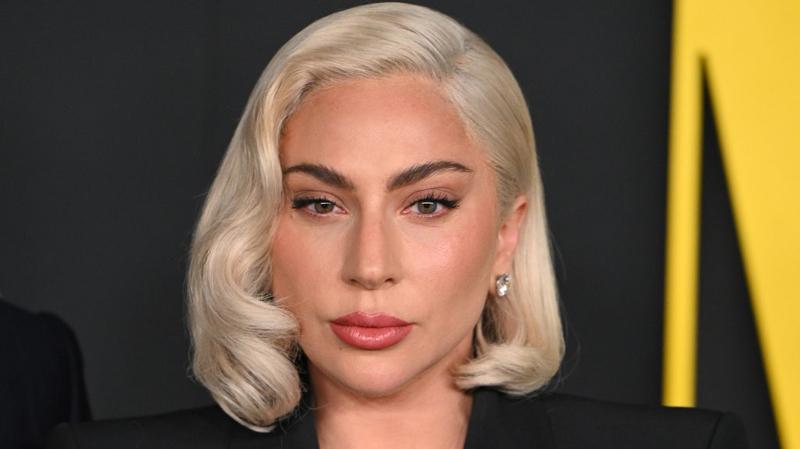 Lady Gaga szünetet tart jazz show-jaiból és feltűnő fejdíszt visel