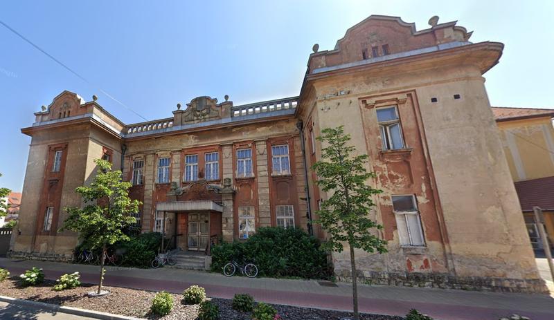A csornai járásbíróság épülete megújult: egy romos múltból a fényűző jelenbe