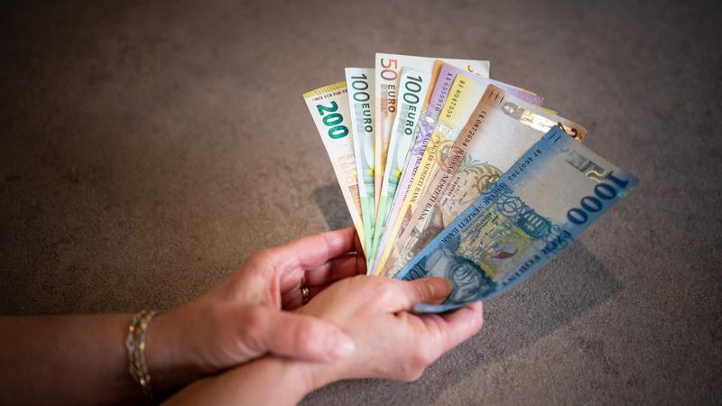 A forint jelentős gyengülése az euróval és dollárral szemben