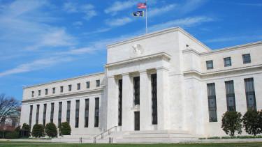 A Fed kitart az irányadó kamatok magas szintje mellett az infláció miatt