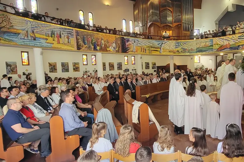 Győri hívek tömege állt ki a nyugdíjazott Benkovich Ferenc atya mellett