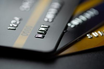 Bankkártyák éves díja az egekben: már tízezer forint felett