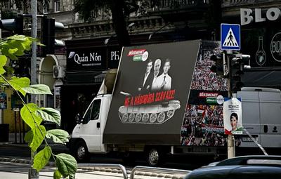 CÖF plakátja orosz tankot ábrázol a háborúpárti politikusok mögött