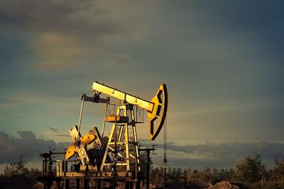 A Brent olaj ára enyhe emelkedést mutat, a tőzsdék pozitívak
