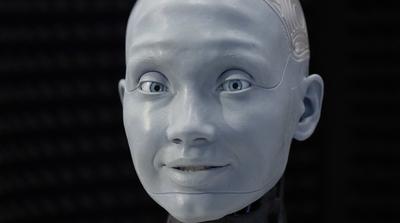 Ameca, a humanoid robot viccelődik, de még gyakorolnia kell