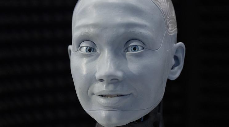 Ameca, a humanoid robot viccelődik, de még gyakorolnia kell