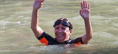 Anne Hidalgo a Szajnában úszott, bizonyítva a folyó tisztaságát