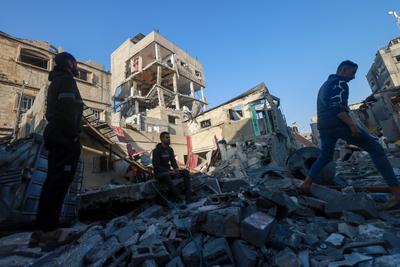 Megdöbbentő tömegsírok Gázában: Megkötözött palesztin áldozatokat találtak