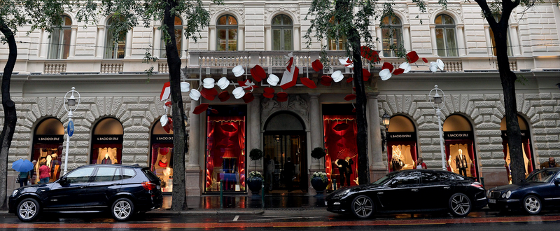 Eladó a budapesti Andrássy úti luxusáruház épülete