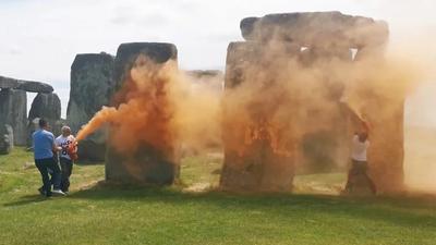 Aktivisták festékkel rongálták meg a Stonehenge-et és magánrepülőgépeket