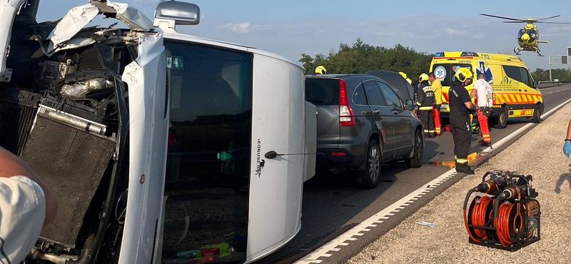 A Magna Cum Laude turnébusza balesetet szenvedett az M4-esen