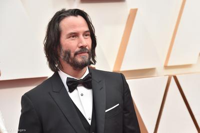 Keanu Reeves új frizurával fiatalodott vissza a Mátrix korszakába