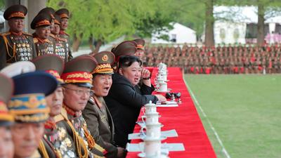 Észak-Koreaiak hűségesküt tettek Kim Dzsongun negyvenedik születésnapján