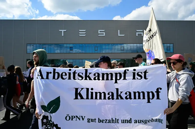 A Tesla berlini gyárában tömegesen tűnnek el a kávéscsészék