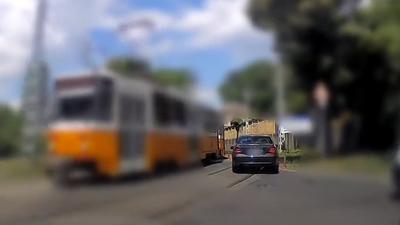 Autós menekülési kísérlet a villamossíneken Budapesten