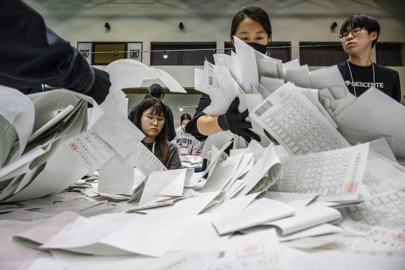 Dél-Korea miniszterelnöke és kormánypárti vezetők lemondása a választási vereség után