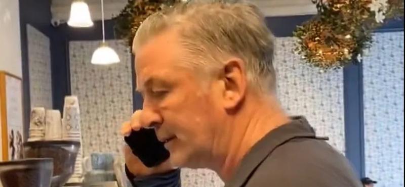 Alec Baldwin telefonját ragadta el egy zaklatója New York-i kávézóban