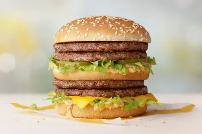 A McDonald's új óriásburgerrel hódítana a piacon