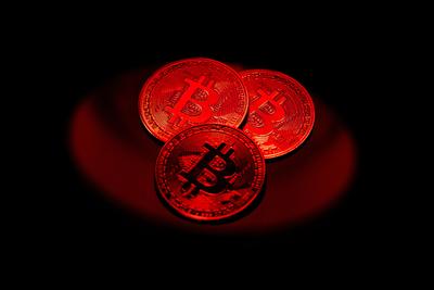 Bitcoin újra csúcshoz közel, szakértők óvatosságra intenek