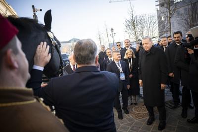 Orbán Viktor ajándékozási szokásai: Állami kincsektől a személyes kedvességekig