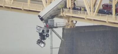 Kamion lógott a hídról Louisville-ben: fedélzeti kamera rögzítette a balesetet