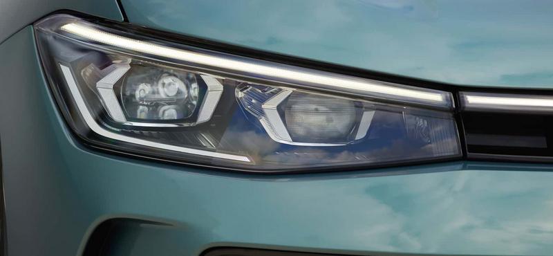 Megérkezett a zöld rendszámos új VW Passat Magyarországra