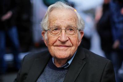 A nyelvészet és a politika óriása, Noam Chomsky elhunyt 95 évesen