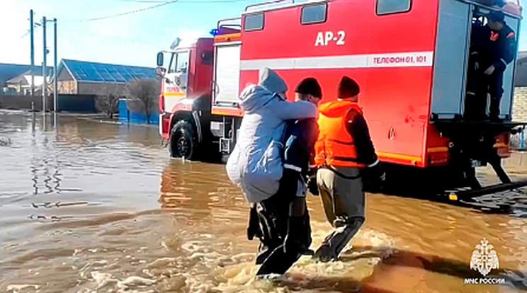 Gát átszakadása Oroszországban: Több ezer embert evakuáltak az árvíz miatt