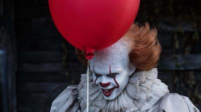 Bill Skarsgård ismét Pennywise-ként rémisztget: jön az AZ előzménysorozat