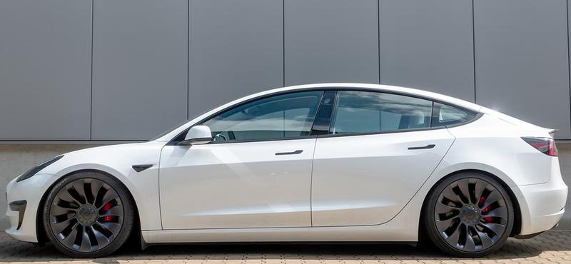 A Tesla Model 3 új sportosabb futóműve és a részvényárfolyam emelkedése