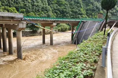 Tizenegy halott a kínai híd tragikus összeomlásában