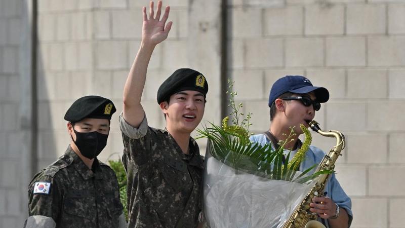 A BTS énekese, Kim Szokcsin hazatért és rajongókat ölelget Szöulban