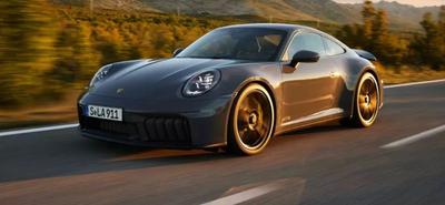 A Porsche 911-es új hibrid rendszerrel dübörög a jövőbe