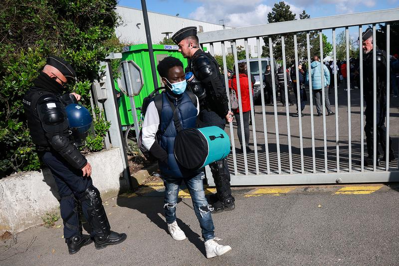 Újabb bevándorlótábor kiürítése Párizsban, társadalmi tisztogatás vádja