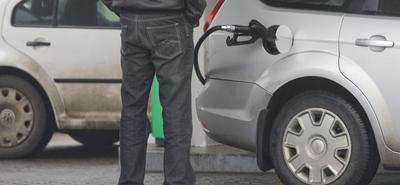 Vádat emeltek a bujáki benzintolvaj ellen, aki barátja autóját lopva tankolt