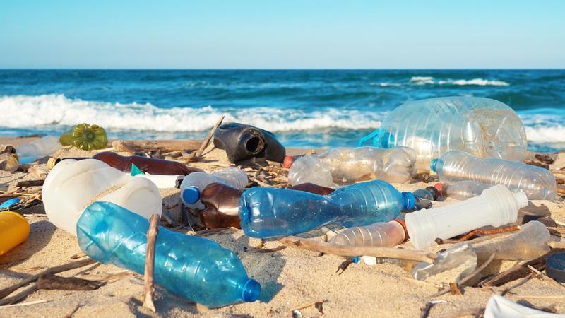 Öt nagyvállalat a globális műanyagszennyezés negyedéért felelős